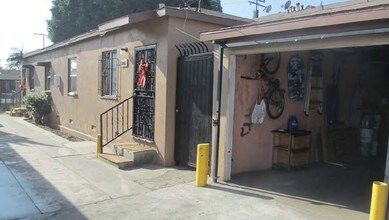 5220 Maywood Ave in Maywood, CA - Foto de edificio - Building Photo