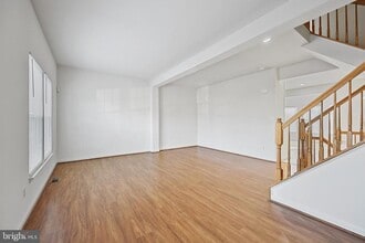 10104 Sir Reynard Ln in Linton Hall, VA - Building Photo - Building Photo