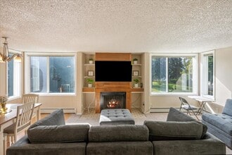 401 Sweetgale Ct in Anchorage, AK - Building Photo - Building Photo