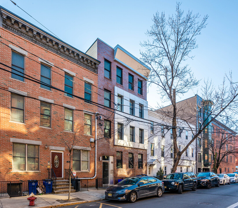 213 Clinton St in Hoboken, NJ - Building Photo