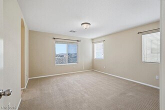 8160 Royal Arches St in Las Vegas, NV - Building Photo - Building Photo