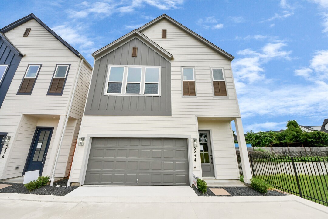 5240 Texas St in Houston, TX - Building Photo