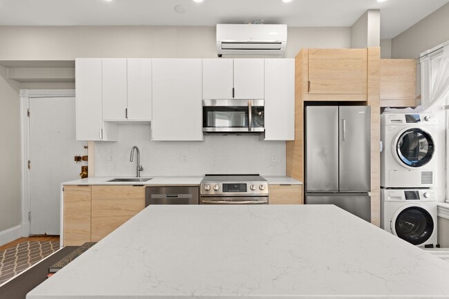 1082 Commonwealth Ave in Boston, MA - Building Photo - Building Photo