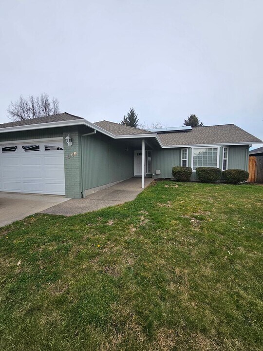 1069 Pittview Ave in Central Point, OR - Building Photo