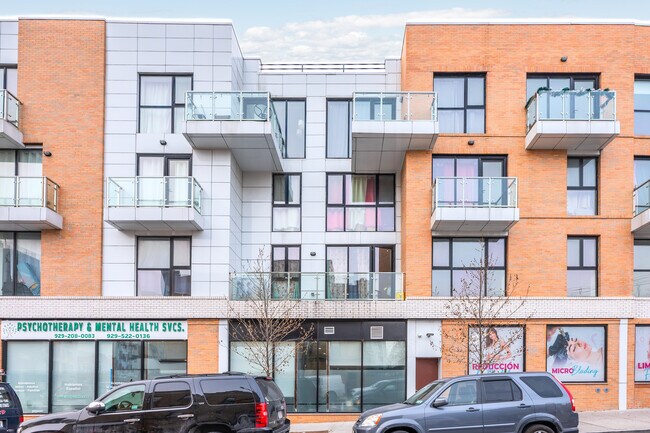 103-21 Northern Blvd in East Elmhurst, NY - Foto de edificio - Building Photo