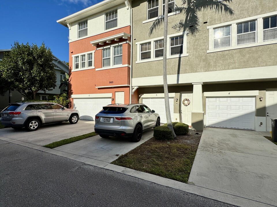 960 Millbrae Ct in West Palm Beach, FL - Foto de edificio