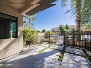 7300 E Earll Dr in Scottsdale, AZ - Foto de edificio - Building Photo