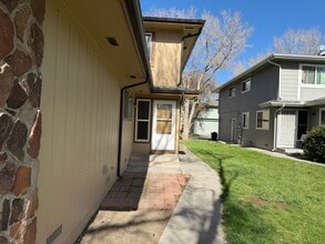641 Oakwood Dr in Sparks, NV - Building Photo - Building Photo