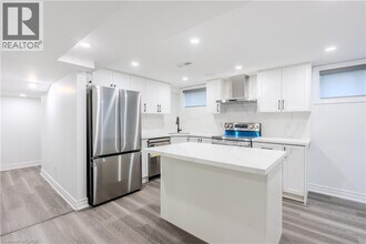 16 Doreen Ct in Hamilton, ON - Building Photo - Building Photo