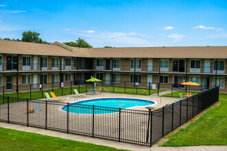 Huntington Club Apartments in Warren, MI - Building Photo - Building Photo