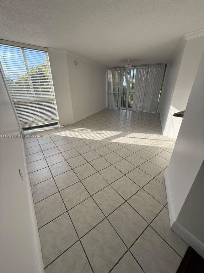 6995 NW 186th St in Hialeah, FL - Foto de edificio - Building Photo