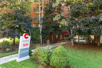 1030 Pearson Drive in Oakville, ON - Foto de edificio - Building Photo