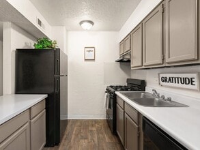 Mission Hill Apartments in Albuquerque, NM - Foto de edificio - Building Photo