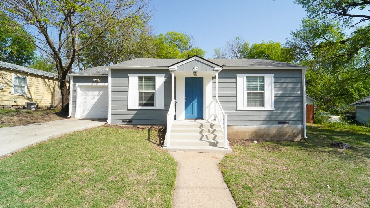313 E Columbia St in Weatherford, TX - Building Photo