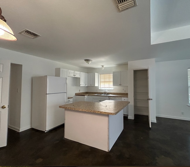 302 Loy Dr in San Antonio, TX - Building Photo - Building Photo