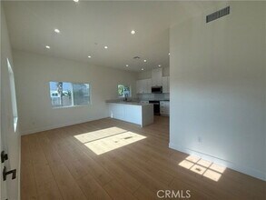 13507 Cantara St in Los Angeles, CA - Building Photo - Building Photo