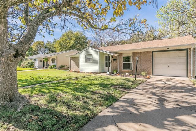 820 SW Southridge Dr in Burleson, TX - Building Photo