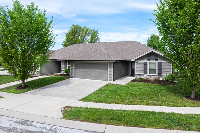 Colonial Gardens in Blue Springs, MO - Foto de edificio - Building Photo