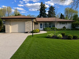 8511 W Wisconsin Ave in Wauwatosa, WI - Building Photo
