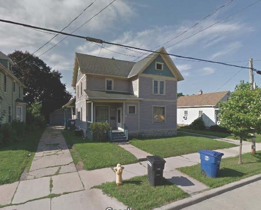 233 W 11th Ave in Oshkosh, WI - Building Photo