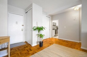 10 Lake St in White Plains, NY - Building Photo - Building Photo