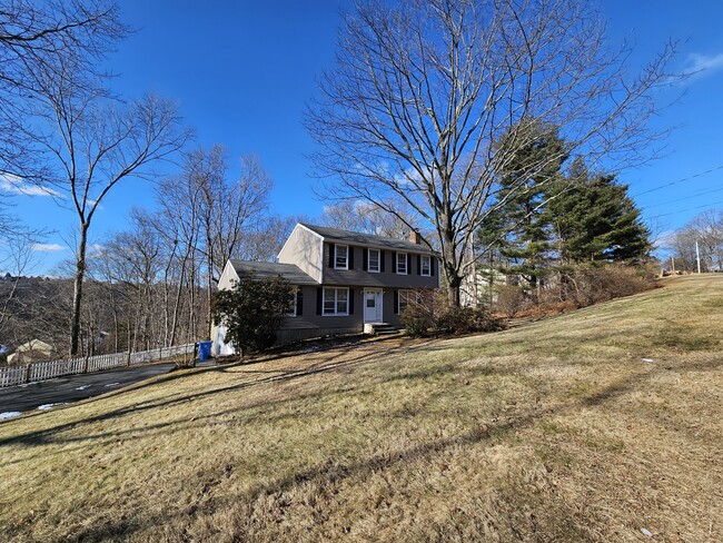 59 Big Horn Rd in Shelton, CT - Foto de edificio - Building Photo