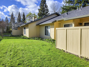 Woodlake Condominiums in Santa Rosa, CA - Building Photo - Building Photo