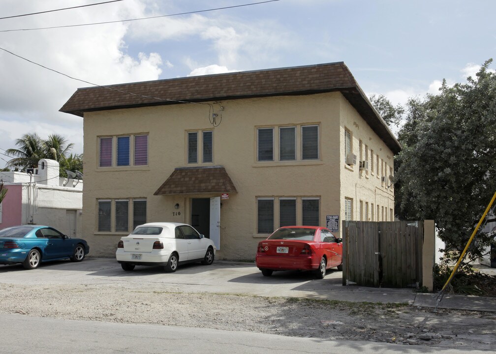 710 NE 127th St in North Miami, FL - Building Photo