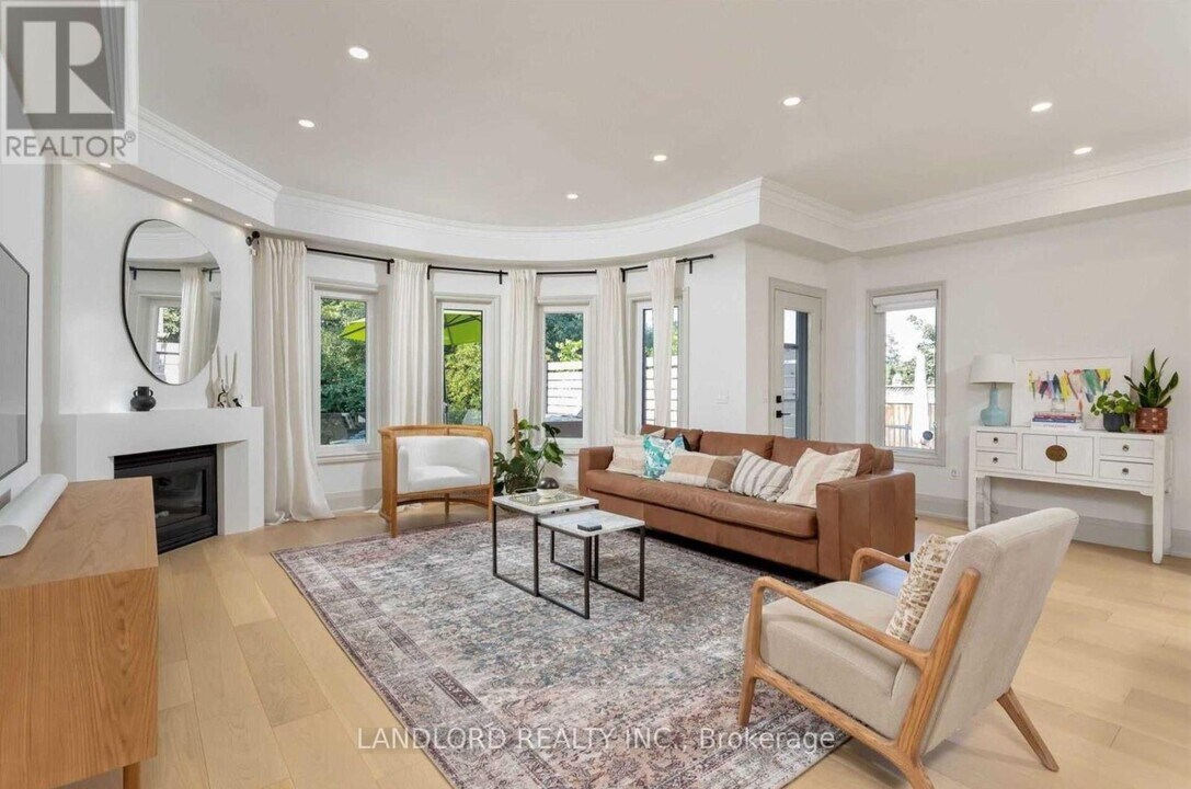 2158 Pinevalley Crescent in Oakville, ON - Building Photo