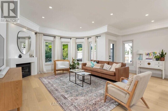 2158 Pinevalley Crescent