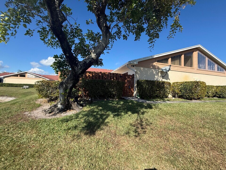 4345 Woodstock Dr in West Palm Beach, FL - Building Photo