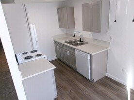 Royvonne Hills Apartments in Salem, OR - Building Photo