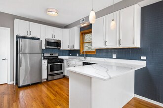 1966 W Diversey Pkwy in Chicago, IL - Building Photo - Building Photo