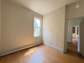 146 Broadway, Unit 1R in Bayonne, NJ - Foto de edificio - Building Photo