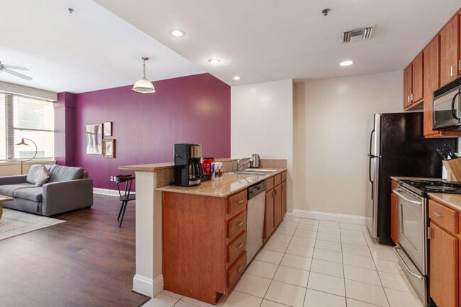 925 Common St in New Orleans, LA - Foto de edificio - Building Photo