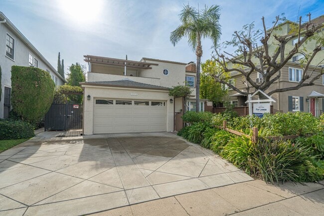 property at 11924 Magnolia Blvd