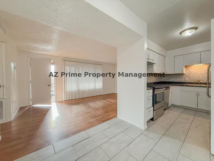 2415 W Hazelwood St in Phoenix, AZ - Building Photo