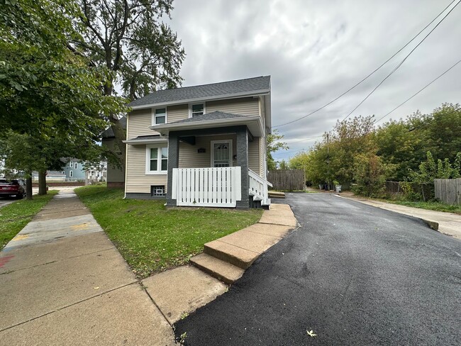 3515 W Sarnow St in Milwaukee, WI - Building Photo - Building Photo