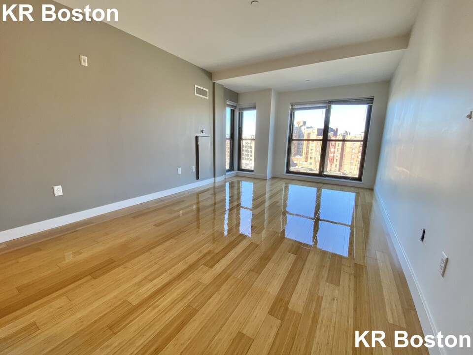 1084 Boylston St in Boston, MA - Building Photo