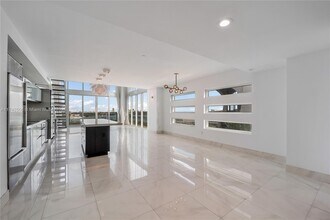 1040 Biscayne Blvd, Unit 1001 in Miami, FL - Building Photo - Building Photo