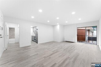 1111 River Rd in Edgewater, NJ - Building Photo - Building Photo