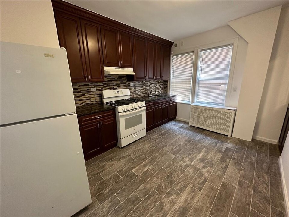 5783 Mosholu Ave in Bronx, NY - Building Photo