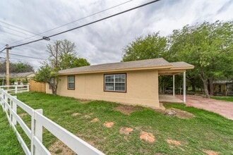 101 W Schreiner St in Kerrville, TX - Building Photo - Building Photo