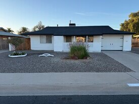 10607 W El Rancho Dr in Sun City, AZ - Building Photo