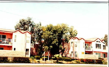 Silverwood Apartments in Santa Ana, CA - Building Photo - Building Photo