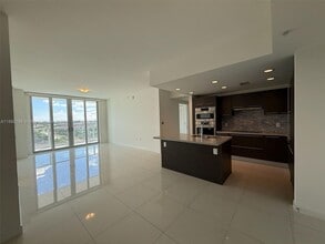 7825 NW 107th Ave in Doral, FL - Building Photo - Building Photo