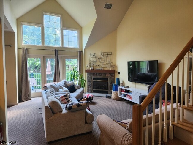 8-13 Maple Cres in Vernon, NJ - Building Photo - Building Photo