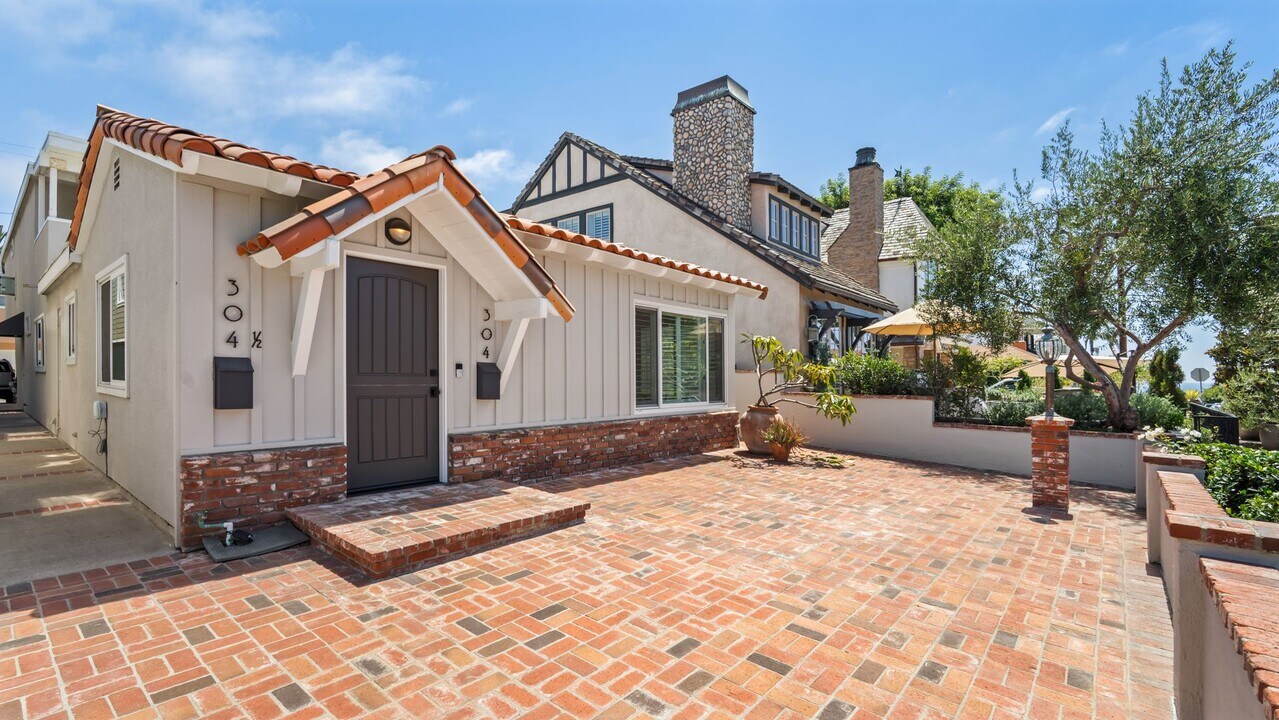 304 Larkspur Ave in Newport Beach, CA - Building Photo