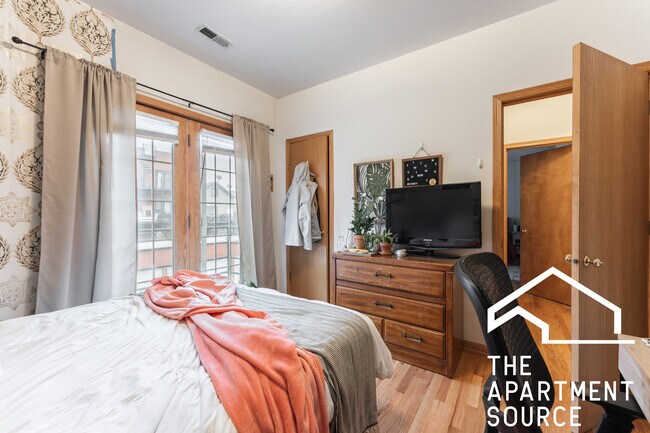1465 W Cortez St, Unit 2 in Chicago, IL - Foto de edificio - Building Photo