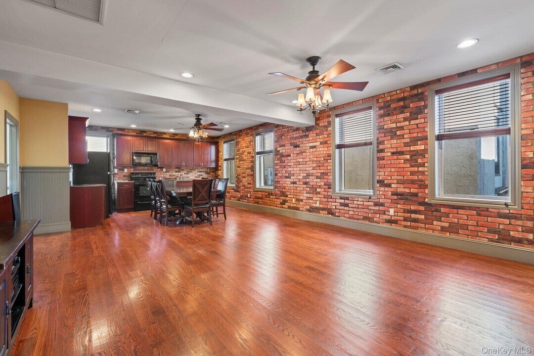 377 New York Ave in Huntington, NY - Building Photo